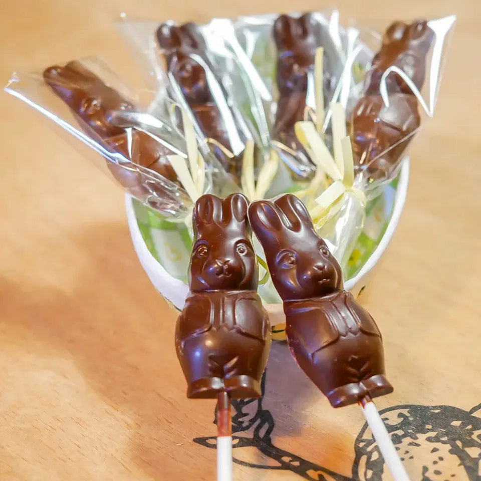 La Baleine à Cabosse lapin de Pâques sucette chocolat noir 70%