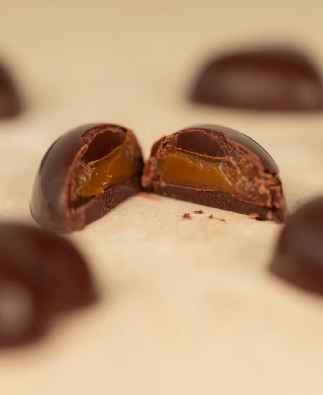 Ôme Bonbons chocolat noir 76% cœur caramel fleur de sel