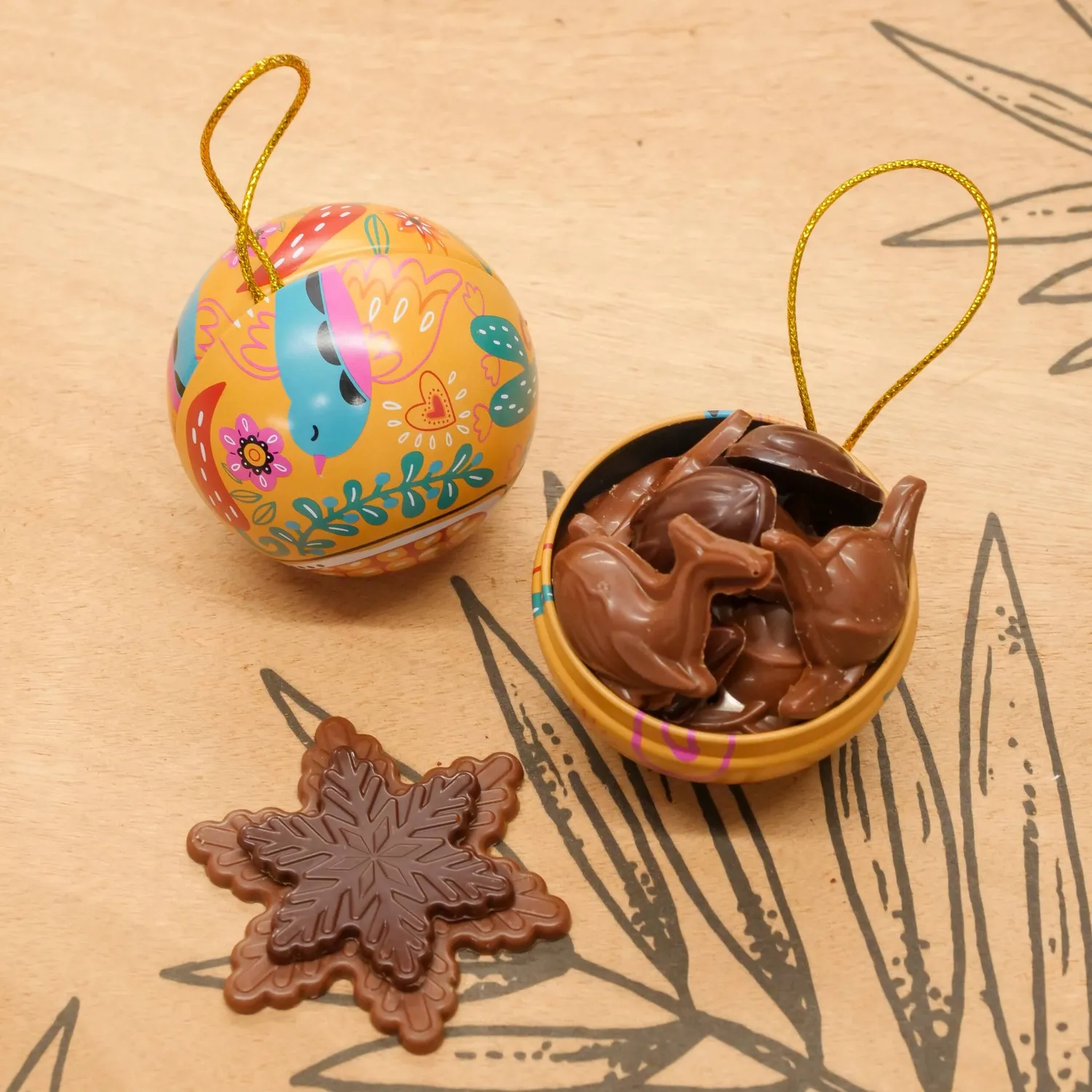 La Baleine à Cabosse Boule de Noël garnie flocons baleines
