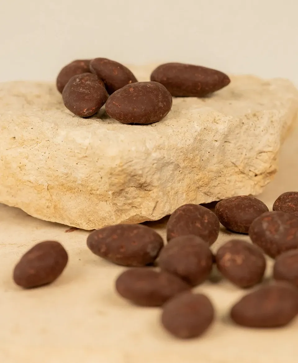 Ôme amandes enrobées chocolat noir 76% gourmandise torréfiée